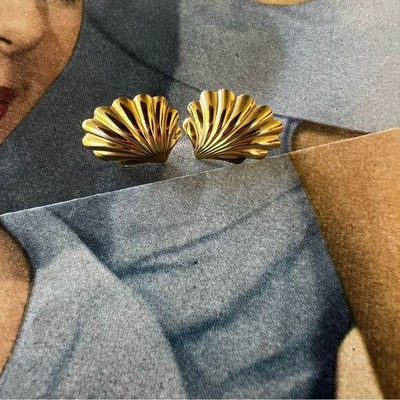 Vintage Gold Pierced Shell Earrings
Very dainty and lightweight - Picture 2 of 3